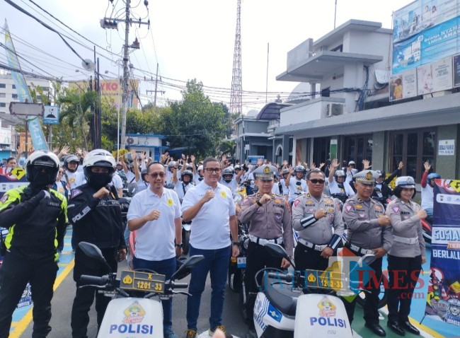 Foto bersama sebelum pemberangkatan Konvoi Molis (foto: Hendra Saputra/JatimTIMES)