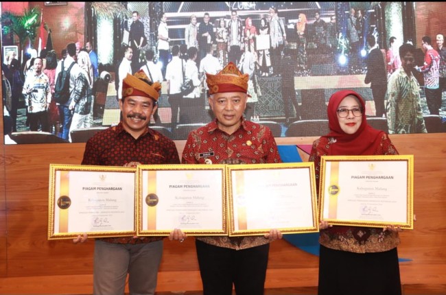 Foto bersama Bupati Malang, Kepala Dinas Pariwisata dan Kebudayaan Kabupaten Malang dan Ketua TP PKK Kab. Malang. (Foto: istimewa)