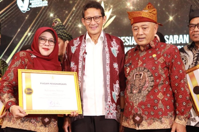 Menparekraf, Dr. H. Sandiaga Salahuddin Uno (tengah) foto bersama Bupati Malang H.M Sanusi danKetua TP PKK Kabupaten Malang, Hj. Anis Zaidah Sanusi. (Foto: istimewa)  