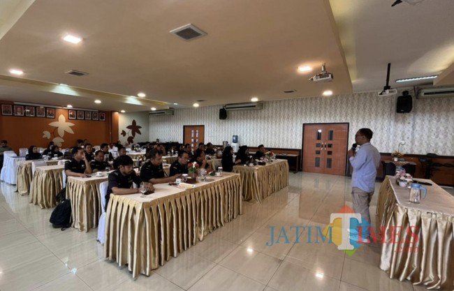 Momen peserta mendapatkan pelatihan menulis artikel (foto: Igoy/JatimTIMES)