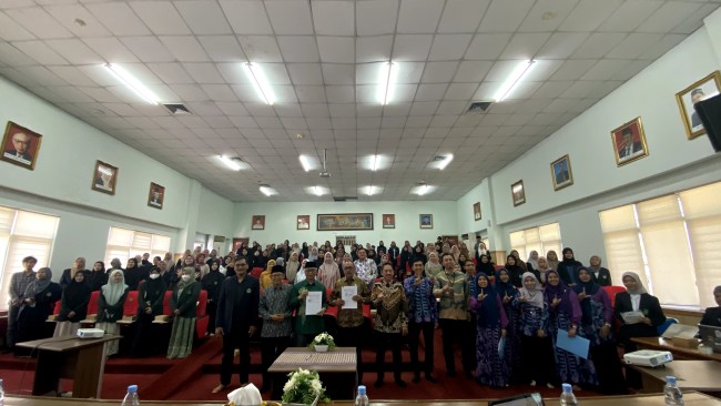 Foto bersama seluruh peserta seminar dan narasumber. (Foto: istimewa)