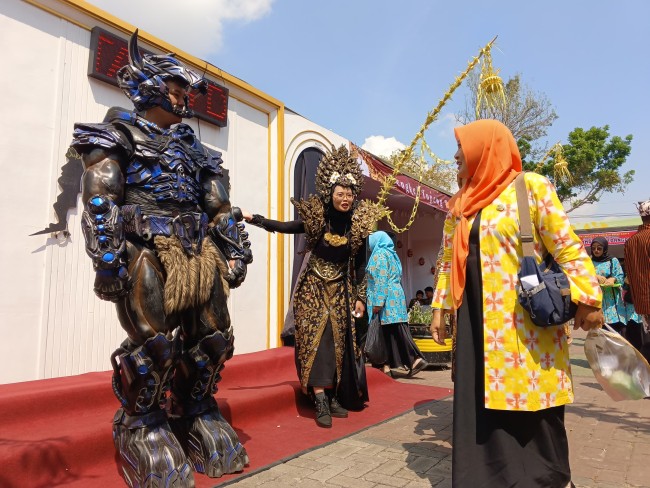 Kostum Pesona Gondanglegi yang ditampilkan dalam Pameran Gelar Karya Dispendik Kabupaten Malang 2024. (Foto: Ashaq Lupito/JatimTIMES)