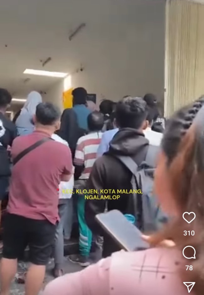 Momen para customer mulai masuk ke kantor JNE Malang. (Foto: Instagram)