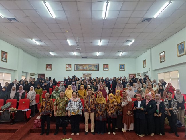 Foto bersama para narasumber seminar dengan para peserta. (Foto: istimewa)