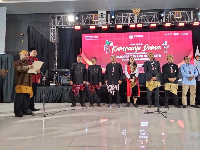 Ketua KPU Kota Malang Muhammad Toyib memimpin deklarasi Pilkada Damai.(Foto: Riski Wijaya/MalangTIMES).