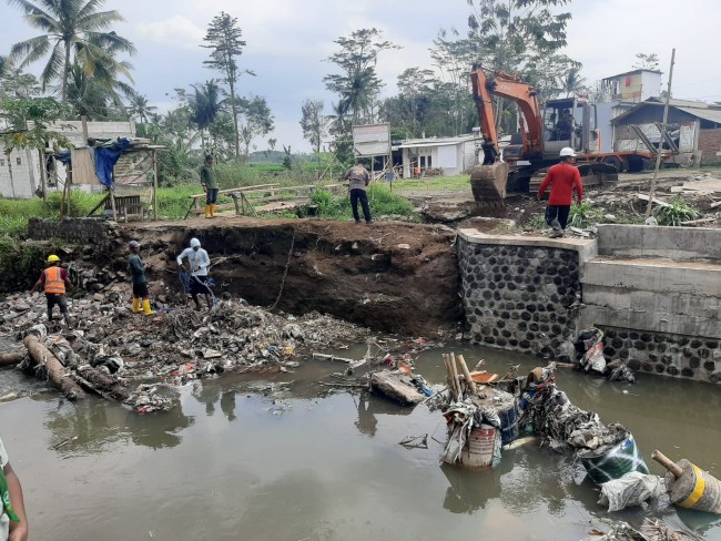 Para pekerja saat mulai memasang bekisting ulang paska terdampak musibah pada Rabu (25/9/2024).