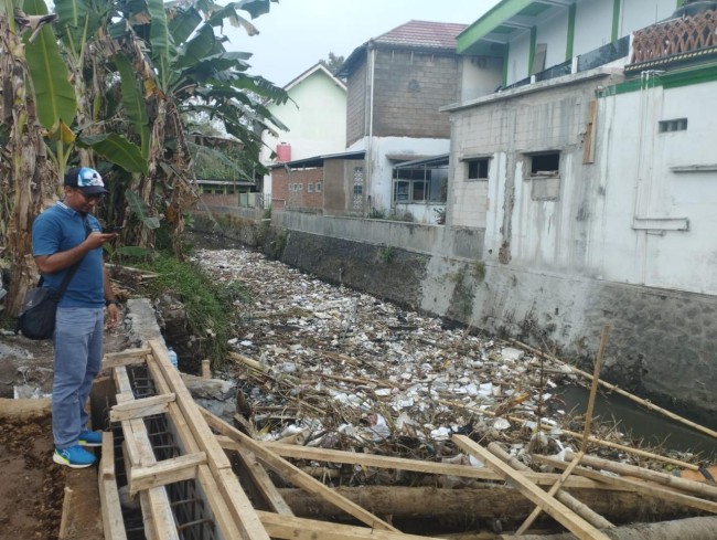 Kondisi Sungai Sukun yang mengalir di Desa Sutojayan sebelum proyek rehab dilaksanakan.