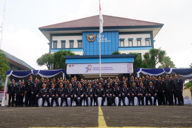 Foto bersama seluruh ASN DJBC Jawa Timur II usai apel, 1 Oktober 2024. (Foto: istimewa)