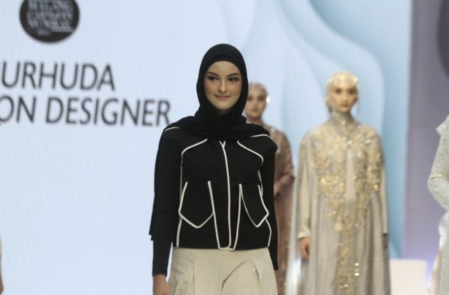 Sejumlah model saat menampilkan karya desainer pada MFR 2024 (foto: istimewa)