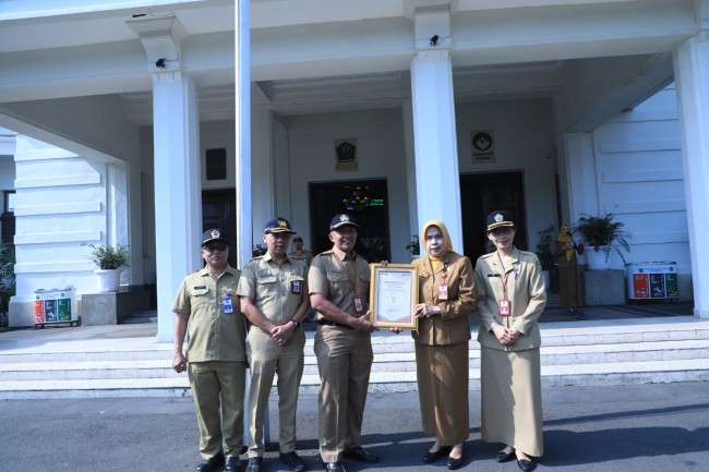 Sekda Kota Malang Erik Setyo Santoso menerima penghargaan SAKIP Predikat A.(Foto: Istimewa)