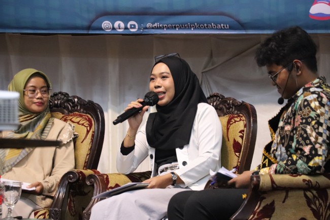 Penulis yang juga Jurnalis, Nurlayla Ratri saat menyampaikan materi. (Foto: istimewa)