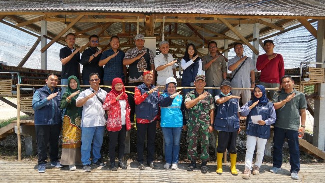 Foto bersama saat peluncuran program Zero Stunting Eggcellent di Desa Karangkates, Kecamatan Sumberpucung, Kabupaten Malang, Jawa Timur, Jumat (11/10). (Foto: istimewa) 