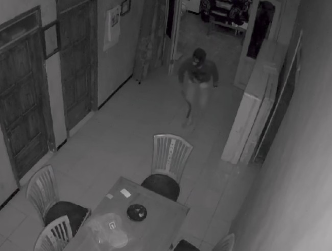 Tangkapan layar rekaman CCTV saat pelaku pencurian beraksi di sebuah rumah warga Kecamatan Tumpang yang viral di media sosial. (Foto: Istimewa)
