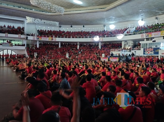 Ribuan karyawan Alfamart dari Malang, Sidoarjo, Jember dan Madiun hadir dalam perayaan ulang tahun ke-25 di Dome, UMM (foto: Hendra Saputra/JatimTIMES)