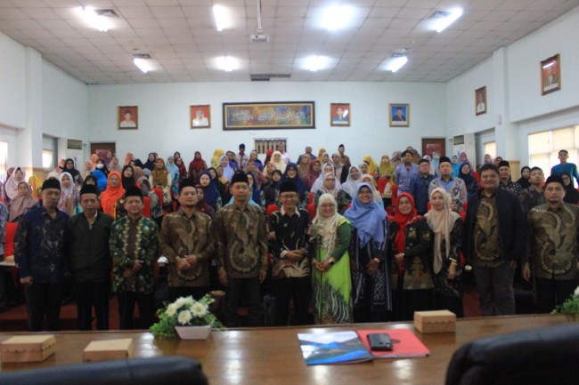 Foto bersama bimbingan teknis yang fokus pada pengelolaan keuangan dan perpajakan bagi madrasah dan sekolah. (Foto: istimewa)