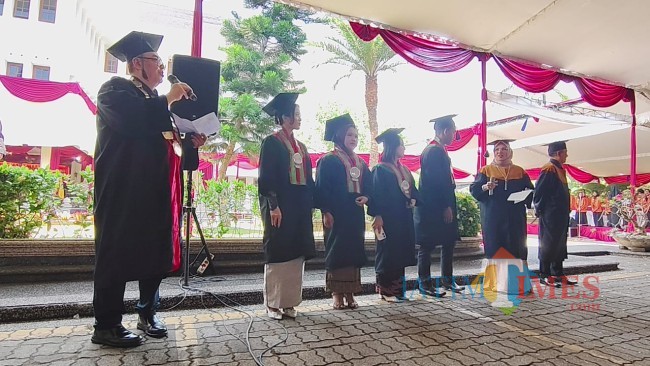 Ketua STIE Malangkucecwara, Drs Bunyamin MM PhD bersama mahasiswa dari berbagai penjuru daerah di Indonesia (foto: Hendra Saputra/JatimTIMES)