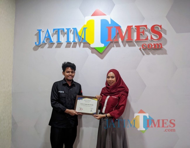 Penyerahan sertifikat dari LPM Dianns kepada Pemimpin Redaksi JatimTIMES.