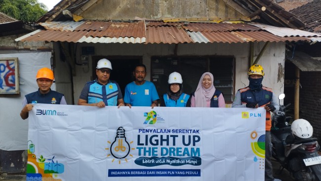 Foto bersama PLN UP3 Malang bersama pelanggan penerima bantuan. (Foto: istimewa)