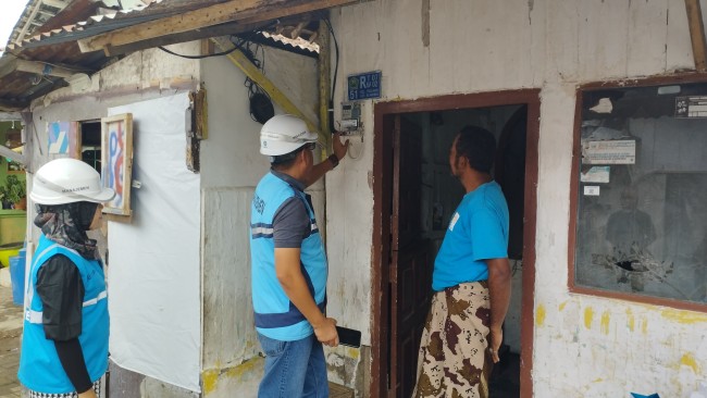 Saat PLN UP3 Malang mengecek pemasangan listrik baru gratis di rumah warga. (Foto: istimewa)