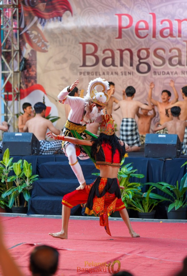 Pertunjukan adat Bali yang ditampilkan siswa. (Foto: istimewa)
