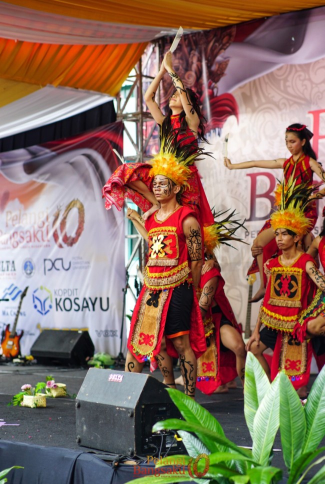 Siswa saat menampilkan tarian adat Kalimamtan. (Foto: istimewa)
