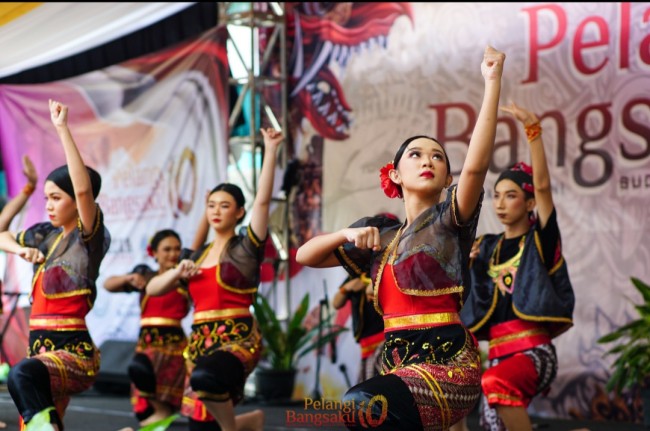 Tarian adat yang ditampilkan siswa SMAK Kosayu. (Foto: istimewa)