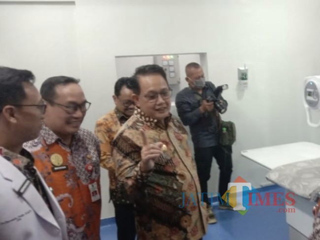 Adhy Karyono saat meninjau fasilitas grand paviliun RSUD dr Saiful Anwar Malang (foto: Hendra Saputra/JatimTIMES)