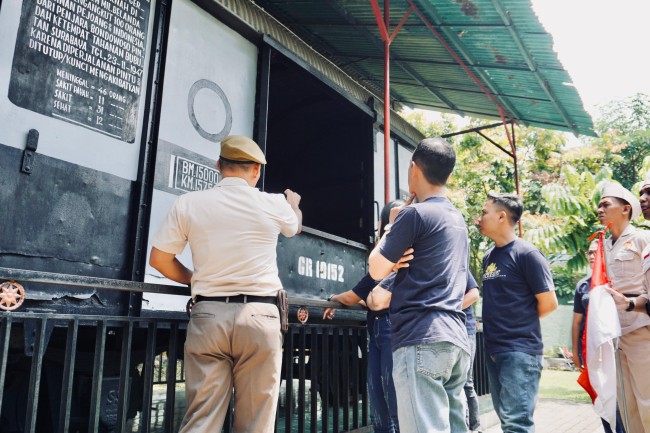 Karyawan Grand Mercure Malang Mirama saat melihat kereta api bersejarah di Museum Brawijaya (foto: istimewa)