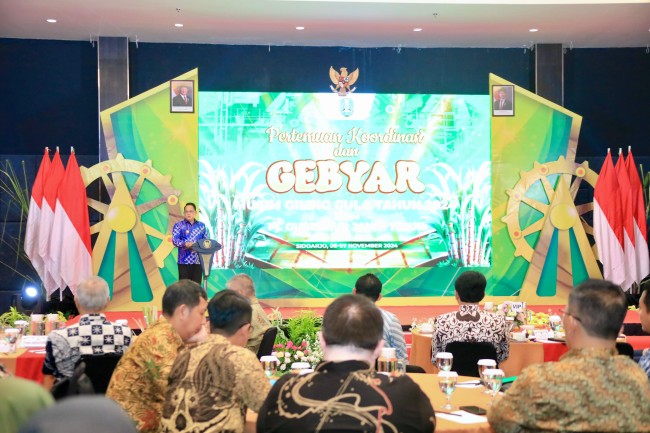 Momen Penjabat Gubernur Jatim Adhy Karyono saat dalam acara koordinasi dan perayaan musim giling gula yang berlangsung di Sidoarjo pada Rabu (6/11). (Foto: istimewa)