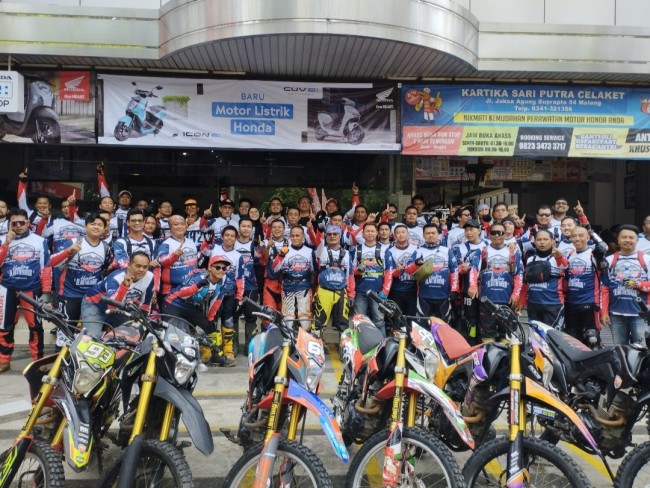 Peserta Blartherhood yang mengendarai CRF menaklukkan medan seru di Kecamatan Wajak, Kabupaten Malang (foto: Hendra Saputra/JatimTIMES)