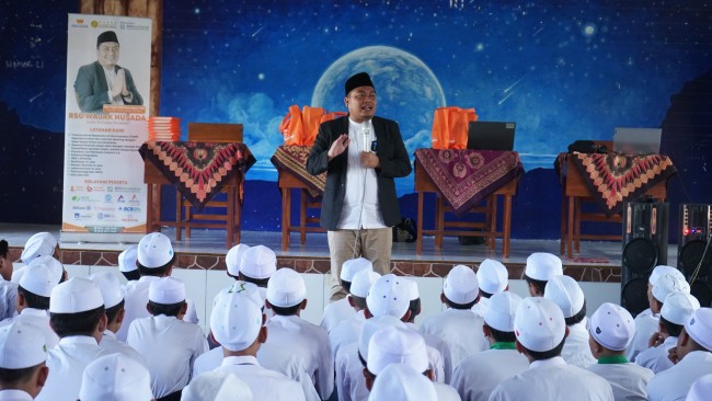 Puguh Wiji Pamungkas saat memberikan sharing inspiration dare to dream di salah satu Pondok Pesantren di Kabupaten Malang