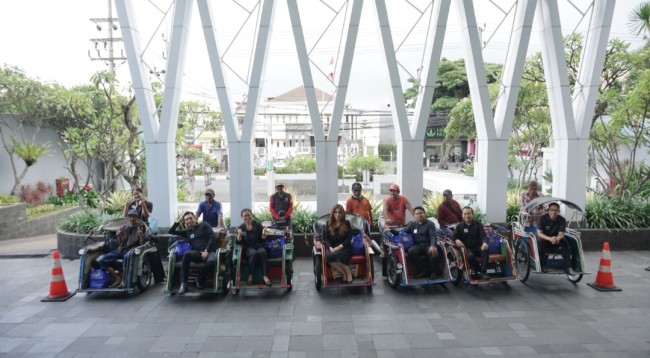 Foto bersama para tukang becak dengan para karyawan ibis Styles Malang. (Foto: ist)