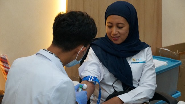 Momen salah satu karyawan diambil darahnya sebagai salah satu bagian dari medical check up. (Foto: istimewa)