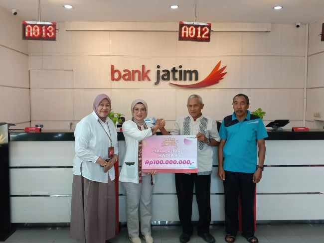 Seremonial penyerahan hadiah kepada para pemenang Undian Tabungan Simpeda Bank Jatim. (Foto: Ashaq Lupito/JatimTIMES)