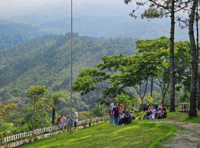 Pengunjung sedang beraktivitas digital di lokasi wisata sembari disuguhkan indahnya pemandangan. (Foto: istimewa)