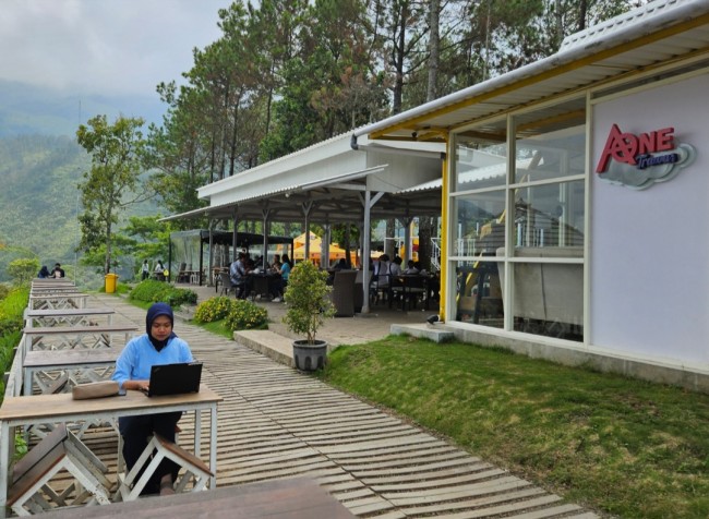 Pengunjung sedang beraktivitas digital di lokasi wisata sembari disuguhkan indahnya pemandangan. (Foto: istimewa)