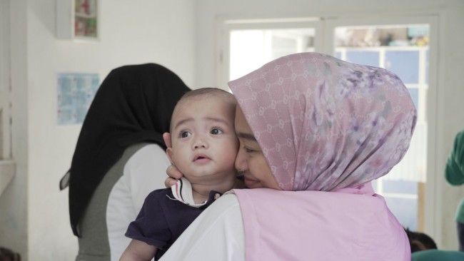 Kedekatan para Srikandi PLN Malang dengan anak panti. (Foto: istimewa)