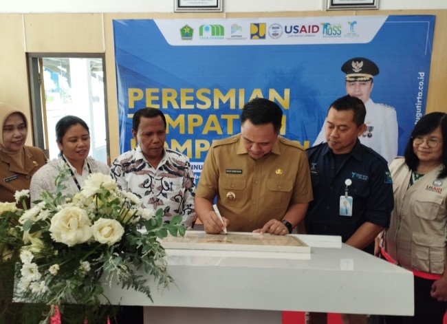 Pj Wali Kota Malang Iwan Kurniawan (tengah) saat menandatangani peresmian gedung uji kompetensi di Perumda Air Minum Tugu Tirta (foto: Hendra Saputra/JatimTIMES)