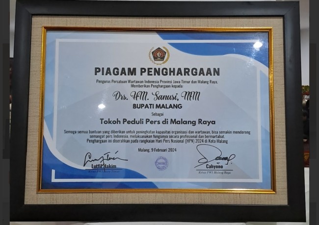 Bupati Malang HM. Sanusi dinobatkan sebagai tokoh peduli pers. (Foto: Prokopim Setda Kabupaten Malang)