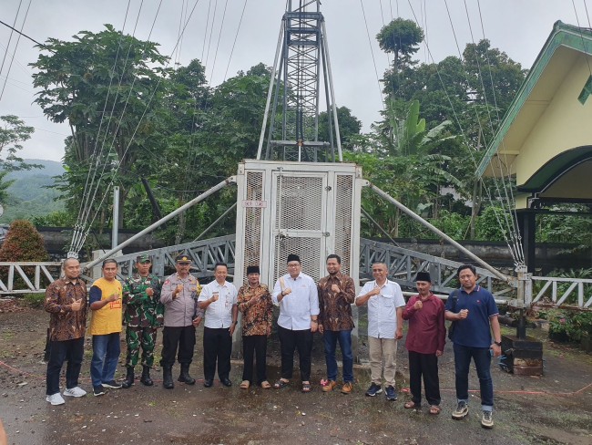 Sesi peresmian COMBAT Telkomsel oleh Anggota Komisi VI DPR RI Kawendra Lukistian, Tokoh Masyarakat, Perangkat Desa Sombo, dan Manajemen Telkomsel. (Foto istimewa)