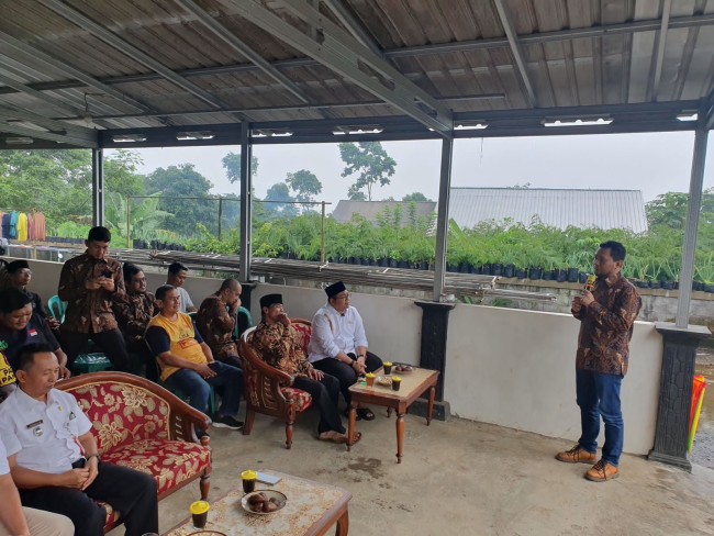 Manager Mobile Consumer Branch Jember Anton Mahendra saat memberikan Perayaan pada acara peresmian COMBAT Telkomsel. (Foto istimewa)