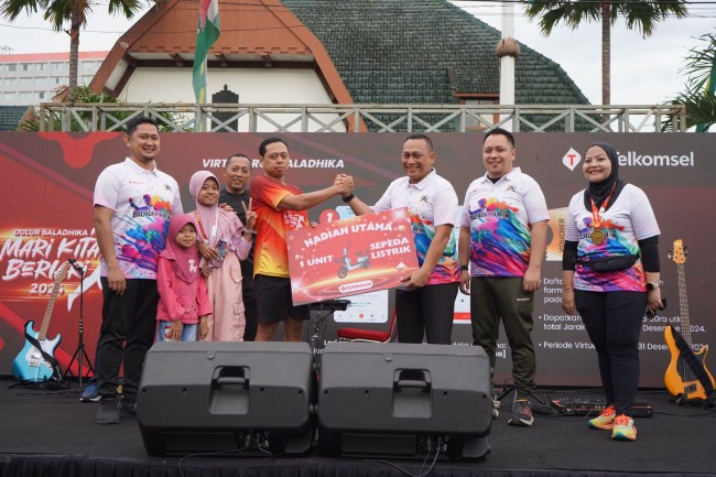 Danrem 083/Baladhika Jaya Kolonel Inf. Setyo Wibowo didampingi oleh GM MyTelkomsel Product Strategy and Engagement Telkomsel Tamami Efendi dan GM Mobile Segment GTM Area Jawa Bali Telkomsel Andrew Mamahit saat menyerahkan hadiah utama 