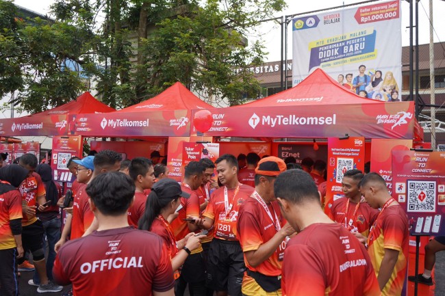 Suasana penukaran reward dari setelah acara berlangsung di booth Telkomsel 