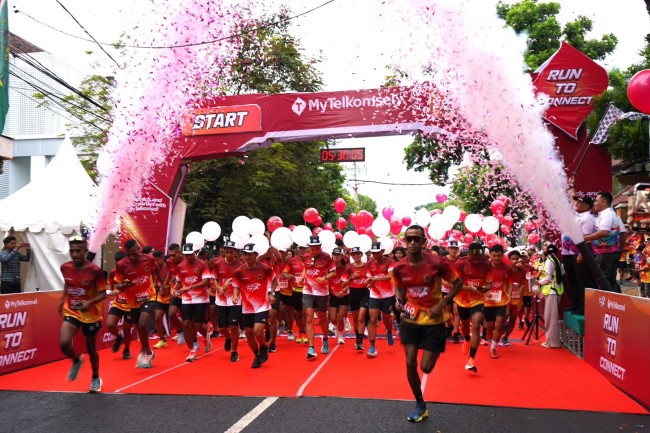 Kemeriahan pelepasan peserta lari 10K dan 5K dalam acara Dulur Baladhika Mari Kita Berlari 2024