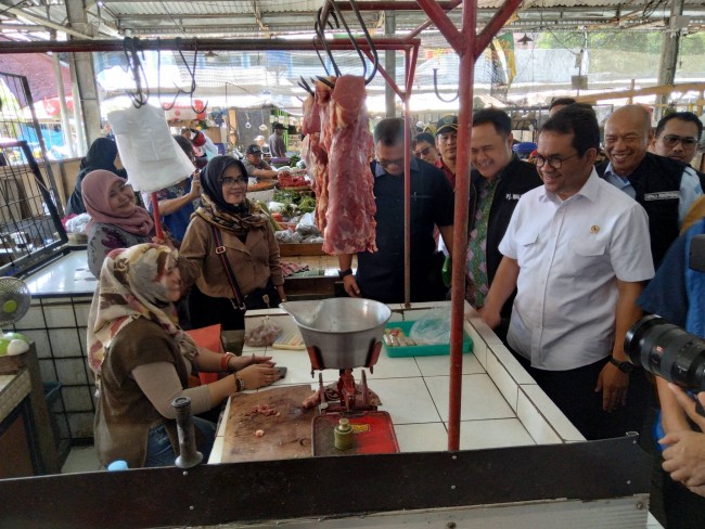 Mendag Budi Santoso didampingi Pj Wali Kota Malang Iwan Kurniawan berdialog dengan penjual daging di Pasar Madyopuro.(Foto: Riski Wijaya/MalangTIMES).