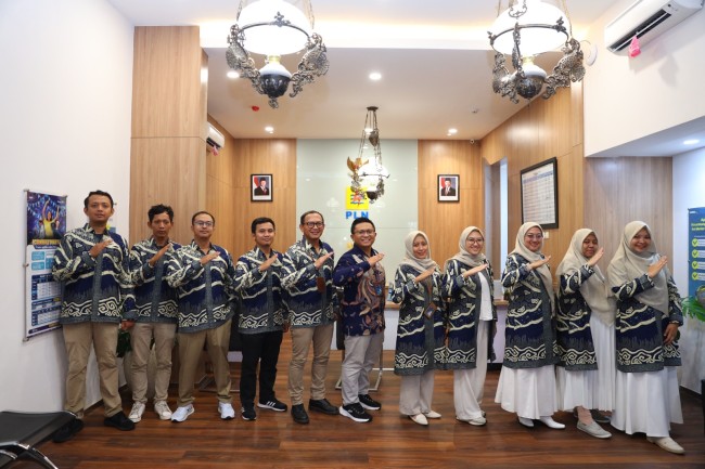 Foto bersama tim PLN ULP Dinoyo. (Foto: istimewa)