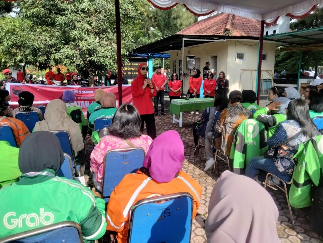 Ketua DPRD Kota Malang Amithya Ratnanggani Siraduhita berdialog dengan ibu-ibu pengemudi ojek online.(Foto: Riski Wijaya/MalangTIMES).