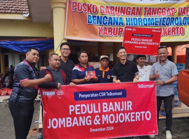 Tim Telkomsel saat menyalurkan bantuan CSR ke Kabupaten Jombang dan Kabupaten Mojokerto. (Foto: istimewa)