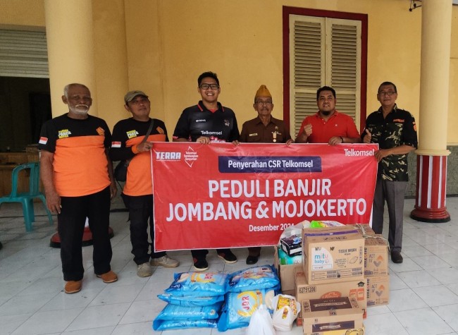 Tim Telkomsel saat menyalurkan bantuan CSR ke Kabupaten Jombang dan Kabupaten Mojokerto. (Foto: istimewa)