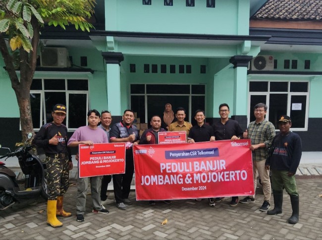 Tim Telkomsel saat menyalurkan bantuan CSR ke Kabupaten Jombang dan Kabupaten Mojokerto. (Foto: istimewa)